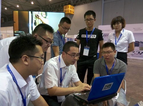 赫茲曼副總工程師Benny正在為客人詳細介紹我司產品特點